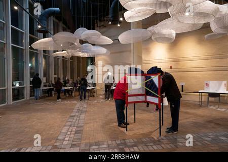 201103 -- WASHINGTON, le 3 novembre 2020 -- les électeurs remplissent leur bulletin de vote dans un bureau de vote à Arlington, Virginie, États-Unis, le 3 novembre 2020. Les électeurs des grandes villes le long de la côte est des États-Unis ont commencé à voter tôt mardi, alors que les bureaux de vote continuent à s'ouvrir à travers le pays pour décider de la présidence. ÉLECTION PRÉSIDENTIELLE américaine LiuxJie PUBLICATIONxNOTxINxCHN Banque D'Images