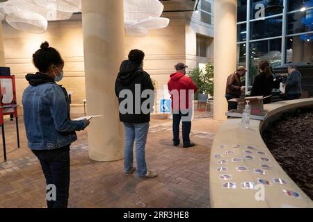 201103 -- WASHINGTON, le 3 novembre 2020 -- des gens font la queue pour voter dans un bureau de vote à Arlington, Virginie, États-Unis, le 3 novembre 2020. Les électeurs des grandes villes le long de la côte est des États-Unis ont commencé à voter tôt mardi, alors que les bureaux de vote continuent à s'ouvrir à travers le pays pour décider de la présidence. ÉLECTION PRÉSIDENTIELLE américaine LiuxJie PUBLICATIONxNOTxINxCHN Banque D'Images