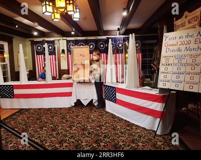 201103 -- WASHINGTON, le 3 novembre 2020 -- Un homme montre une urne vide dans un bureau de vote de Dixville Notch, New Hampshire, États-Unis, le 2 novembre 2020. Les électeurs des grandes villes le long de la côte est des États-Unis ont commencé à voter tôt mardi, alors que les bureaux de vote continuent à s'ouvrir à travers le pays pour décider de la présidence. Photo par /document via Xinhua U.S.-PRESIDENTIAL ELECTION KarenxHarrigan/ThexNEWSxandxSENTINEL PUBLICATIONxNOTxINxCHN Banque D'Images