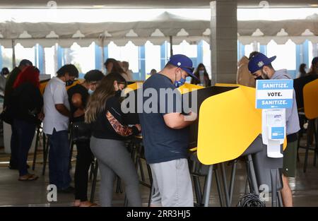 201103 -- LOS ANGELES, le 3 novembre 2020 -- des électeurs sont vus dans un bureau de vote à Los Angeles, Californie, États-Unis, le 3 novembre 2020. Le vote le jour de l’élection est en cours à travers les États-Unis, alors que la pandémie de COVID-19 fait rage et que la fracture politique s’approfondit. ÉLECTION PRÉSIDENTIELLE américaine Xinhua PUBLICATIONxNOTxINxCHN Banque D'Images