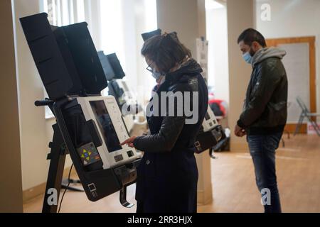 201103 -- WASHINGTON, le 3 novembre 2020 -- les électeurs remplissent leur bulletin de vote dans un bureau de vote à Washington, D.C., États-Unis, le 3 novembre 2020. Le vote le jour de l’élection est en cours à travers les États-Unis, alors que la pandémie de COVID-19 fait rage et que la fracture politique s’approfondit. ÉLECTION PRÉSIDENTIELLE américaine LiuxJie PUBLICATIONxNOTxINxCHN Banque D'Images