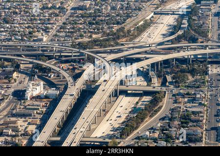 Harbour Gateway North, Californie du Sud, États-Unis vue aérienne de jour de l'autoroute I-110 Harbor Freeway et de l'autoroute I-105 Century Freeway dans SoCal. Banque D'Images