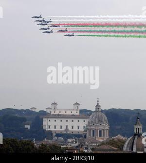 201104 -- ROME, le 4 novembre 2020 -- l'équipe de voltige italienne Frecce Tricolori se produit lors d'une cérémonie marquant la Journée de l'unité nationale et des forces armées italiennes à Rome, Italie, le 4 novembre 2020. Photo de /Xinhua ITALIE-ROME-FÊTE DE L'UNITÉ NATIONALE ET DES FORCES ARMÉES AlbertoxLingria PUBLICATIONxNOTxINxCHN Banque D'Images