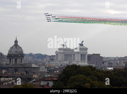 201104 -- ROME, le 4 novembre 2020 -- l'équipe de voltige italienne Frecce Tricolori se produit lors d'une cérémonie marquant la Journée de l'unité nationale et des forces armées italiennes à Rome, Italie, le 4 novembre 2020. Photo de /Xinhua ITALIE-ROME-FÊTE DE L'UNITÉ NATIONALE ET DES FORCES ARMÉES AlbertoxLingria PUBLICATIONxNOTxINxCHN Banque D'Images