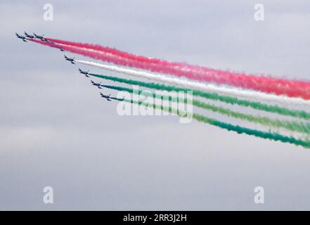 201104 -- ROME, le 4 novembre 2020 -- l'équipe de voltige italienne Frecce Tricolori se produit lors d'une cérémonie marquant la Journée de l'unité nationale et des forces armées italiennes à Rome, Italie, le 4 novembre 2020. Photo de /Xinhua ITALIE-ROME-FÊTE DE L'UNITÉ NATIONALE ET DES FORCES ARMÉES AlbertoxLingria PUBLICATIONxNOTxINxCHN Banque D'Images