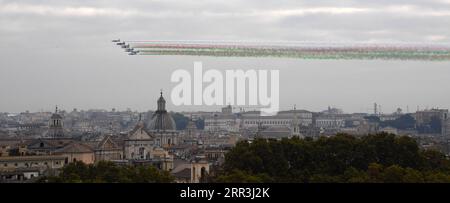 201104 -- ROME, le 4 novembre 2020 -- l'équipe de voltige italienne Frecce Tricolori se produit lors d'une cérémonie marquant la Journée de l'unité nationale et des forces armées italiennes à Rome, Italie, le 4 novembre 2020. Photo de /Xinhua ITALIE-ROME-FÊTE DE L'UNITÉ NATIONALE ET DES FORCES ARMÉES AlbertoxLingria PUBLICATIONxNOTxINxCHN Banque D'Images