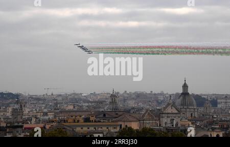 201104 -- ROME, le 4 novembre 2020 -- l'équipe de voltige italienne Frecce Tricolori se produit lors d'une cérémonie marquant la Journée de l'unité nationale et des forces armées italiennes à Rome, Italie, le 4 novembre 2020. Photo de /Xinhua ITALIE-ROME-FÊTE DE L'UNITÉ NATIONALE ET DES FORCES ARMÉES AlbertoxLingria PUBLICATIONxNOTxINxCHN Banque D'Images