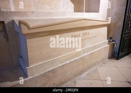 La tombe d'Emile Zola dans la crypte du Panthéon à Paris, France Banque D'Images