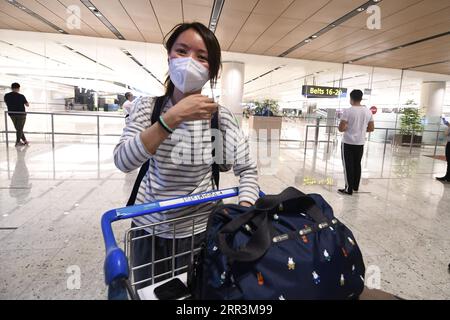 201106 -- SINGAPOUR, le 6 novembre 2020 -- Un voyageur chinois sort du hall des arrivées après avoir atterri à l'aéroport Changi de Singapour, le 6 novembre 2020. À partir du 6 novembre, Singapour permettra l’entrée de visiteurs à court terme en provenance du continent chinois et s’ils sont testés négatifs au COVID-19, ils n’ont pas besoin de servir un isolement de 14 jours, a déclaré l’Autorité de l’aviation civile de Singapour CAAS. Photo de /Xinhua SINGAPORE-CHINESE MAINLAND VISITORS-ENTRY ThenxChihxWey PUBLICATIONxNOTxINxCHN Banque D'Images