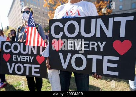 201106 -- WASHINGTON, le 6 novembre 2020 -- les gens se rassemblent pour exiger que chaque vote soit compté près de la Maison Blanche à Washington, D.C., aux États-Unis, le 6 novembre 2020. Trois jours après le jour des élections, l anxiété se prépare aux États-Unis alors que le dépouillement des voix se poursuit dans plusieurs États du champ de bataille, tandis que la fracture politique du pays s élargit et que la pandémie de COVID-19 continue de s aggraver à l approche de l hiver. ÉTATS-UNIS-WASHINGTON, D.C.-COURSE PRÉSIDENTIELLE LIUXJIE PUBLICATIONXNOTXINXCHN Banque D'Images