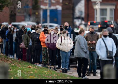 201106 -- LIVERPOOL GRANDE-BRETAGNE, 6 novembre 2020 -- des gens font la queue dans un centre de dépistage du COVID-19 à Liverpool, en Grande-Bretagne, le 6 novembre 2020. Des centaines de résidents ont fait la queue pour le premier test de masse du COVID-19 en Grande-Bretagne, qui a débuté ici vendredi. 23 287 autres personnes en Grande-Bretagne ont été testées positives au COVID-19, ce qui porte le nombre total de cas de coronavirus dans le pays à 1 146 484, selon les chiffres officiels publiés vendredi. Photo de /Xinhua BRITAIN-LIVERPOOL-COVID-19-TEST DE MASSE JonxSuper PUBLICATIONxNOTxINxCHN Banque D'Images