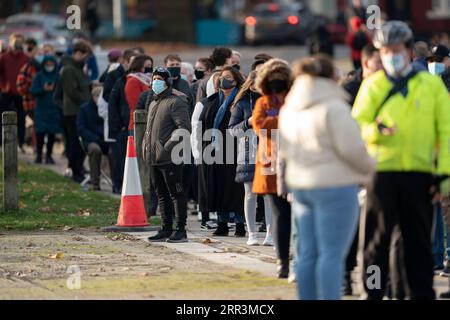 201106 -- LIVERPOOL GRANDE-BRETAGNE, 6 novembre 2020 -- des gens font la queue dans un centre de dépistage du COVID-19 à Liverpool, en Grande-Bretagne, le 6 novembre 2020. Des centaines de résidents ont fait la queue pour le premier test de masse du COVID-19 en Grande-Bretagne, qui a débuté ici vendredi. 23 287 autres personnes en Grande-Bretagne ont été testées positives au COVID-19, ce qui porte le nombre total de cas de coronavirus dans le pays à 1 146 484, selon les chiffres officiels publiés vendredi. Photo de /Xinhua BRITAIN-LIVERPOOL-COVID-19-TEST DE MASSE JonxSuper PUBLICATIONxNOTxINxCHN Banque D'Images