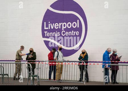 201106 -- LIVERPOOL GRANDE-BRETAGNE, 6 novembre 2020 -- Un membre des troupes de l'armée britannique aide une femme qui fait la queue pour un test dans un centre de dépistage COVID-19 à Liverpool, en Grande-Bretagne, le 6 novembre 2020. Des centaines de résidents ont fait la queue pour le premier test de masse du COVID-19 en Grande-Bretagne, qui a débuté ici vendredi. 23 287 autres personnes en Grande-Bretagne ont été testées positives au COVID-19, ce qui porte le nombre total de cas de coronavirus dans le pays à 1 146 484, selon les chiffres officiels publiés vendredi. Photo de /Xinhua BRITAIN-LIVERPOOL-COVID-19-TEST DE MASSE JonxSuper PUBLICATIONxNOTxINxCHN Banque D'Images