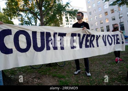 201106 -- WASHINGTON, le 6 novembre 2020 -- les gens se rassemblent pour exiger que chaque vote soit compté près de la Maison Blanche à Washington, D.C., aux États-Unis, le 6 novembre 2020. Trois jours après le jour des élections, l anxiété se prépare aux États-Unis alors que le dépouillement des voix se poursuit dans plusieurs États du champ de bataille, tandis que la fracture politique du pays s élargit et que la pandémie de COVID-19 continue de s aggraver à l approche de l hiver. ÉTATS-UNIS-WASHINGTON, D.C.-COURSE PRÉSIDENTIELLE LIUXJIE PUBLICATIONXNOTXINXCHN Banque D'Images