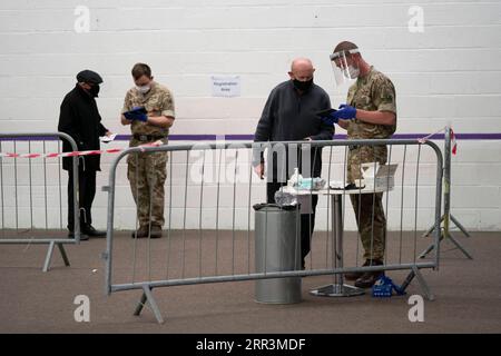 201106 -- LIVERPOOL GRANDE-BRETAGNE, 6 novembre 2020 -- des membres des troupes de l'armée britannique sont vus avec des gens faisant la queue pour des tests dans un centre de dépistage COVID-19 à Liverpool, en Grande-Bretagne, le 6 novembre 2020. Des centaines de résidents ont fait la queue pour le premier test de masse du COVID-19 en Grande-Bretagne, qui a débuté ici vendredi. 23 287 autres personnes en Grande-Bretagne ont été testées positives au COVID-19, ce qui porte le nombre total de cas de coronavirus dans le pays à 1 146 484, selon les chiffres officiels publiés vendredi. Photo de /Xinhua BRITAIN-LIVERPOOL-COVID-19-TEST DE MASSE JonxSuper PUBLICATIONxNOTxINxCHN Banque D'Images