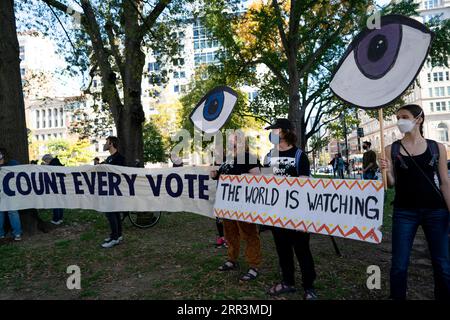 201106 -- WASHINGTON, le 6 novembre 2020 -- les gens se rassemblent pour exiger que chaque vote soit compté près de la Maison Blanche à Washington, D.C., aux États-Unis, le 6 novembre 2020. Trois jours après le jour des élections, l anxiété se prépare aux États-Unis alors que le dépouillement des voix se poursuit dans plusieurs États du champ de bataille, tandis que la fracture politique du pays s élargit et que la pandémie de COVID-19 continue de s aggraver à l approche de l hiver. ÉTATS-UNIS-WASHINGTON, D.C.-COURSE PRÉSIDENTIELLE LIUXJIE PUBLICATIONXNOTXINXCHN Banque D'Images