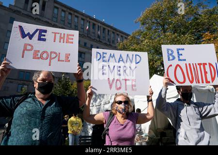 201106 -- WASHINGTON, le 6 novembre 2020 -- les gens se rassemblent pour exiger que chaque vote soit compté près de la Maison Blanche à Washington, D.C., aux États-Unis, le 6 novembre 2020. Trois jours après le jour des élections, l anxiété se prépare aux États-Unis alors que le dépouillement des voix se poursuit dans plusieurs États du champ de bataille, tandis que la fracture politique du pays s élargit et que la pandémie de COVID-19 continue de s aggraver à l approche de l hiver. ÉTATS-UNIS-WASHINGTON, D.C.-COURSE PRÉSIDENTIELLE LIUXJIE PUBLICATIONXNOTXINXCHN Banque D'Images