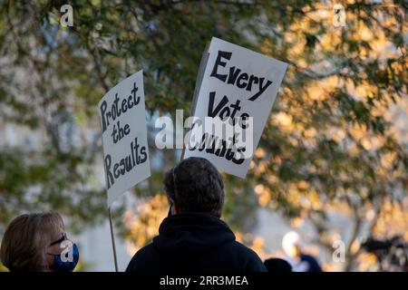 201106 -- WASHINGTON, le 6 novembre 2020 -- les gens se rassemblent pour exiger que chaque vote soit compté près de la Maison Blanche à Washington, D.C., aux États-Unis, le 6 novembre 2020. Trois jours après le jour des élections, l anxiété se prépare aux États-Unis alors que le dépouillement des voix se poursuit dans plusieurs États du champ de bataille, tandis que la fracture politique du pays s élargit et que la pandémie de COVID-19 continue de s aggraver à l approche de l hiver. ÉTATS-UNIS-WASHINGTON, D.C.-COURSE PRÉSIDENTIELLE LIUXJIE PUBLICATIONXNOTXINXCHN Banque D'Images