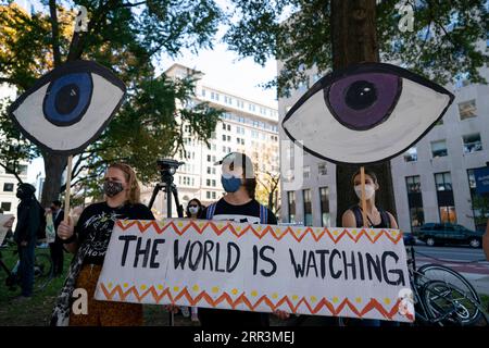 201106 -- WASHINGTON, le 6 novembre 2020 -- les gens se rassemblent pour exiger que chaque vote soit compté près de la Maison Blanche à Washington, D.C., aux États-Unis, le 6 novembre 2020. Trois jours après le jour des élections, l anxiété se prépare aux États-Unis alors que le dépouillement des voix se poursuit dans plusieurs États du champ de bataille, tandis que la fracture politique du pays s élargit et que la pandémie de COVID-19 continue de s aggraver à l approche de l hiver. ÉTATS-UNIS-WASHINGTON, D.C.-COURSE PRÉSIDENTIELLE LIUXJIE PUBLICATIONXNOTXINXCHN Banque D'Images