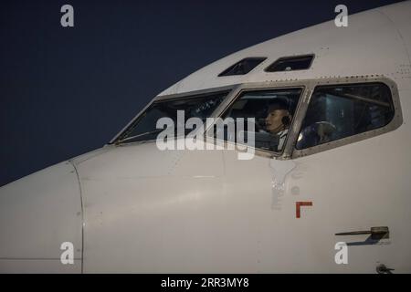 201107 -- SHENZHEN, le 7 novembre 2020 -- Wang Qinjin est vu à l'intérieur du cockpit d'un avion à l'aéroport international de Bao an à Shenzhen, dans la province du Guangdong du sud de la Chine, le 9 septembre 2020. Wang Qinjin, un jeune homme de Leping de la province de Jiangxi de l est de la Chine, est venu à Shenzhen chercher un emploi après avoir obtenu son diplôme de l université en juillet 2009. Attiré par le programme de formation des talents de SF Express Co., Ltd., Wang a postulé pour le gardien d entrepôt et le livreur de l entreprise, et a rapidement été recruté. Il a travaillé très dur, étant choisi comme futur Manager huit mois plus tard. Toujours en 2009, Banque D'Images