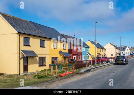 Parement coloré sur des maisons à Burravoe dans le sud de l'île de Yell, Shetland. Banque D'Images