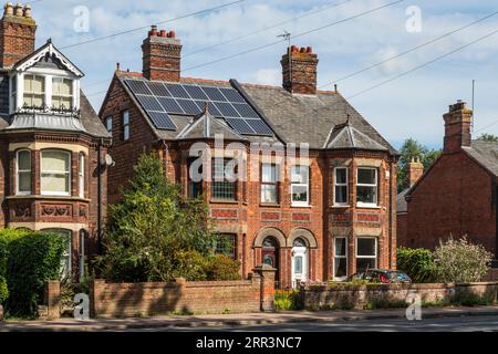 Grandes maisons jumelées. Une avec panneaux solaires sur le toit. Banque D'Images