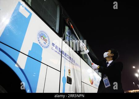 201108 -- SHANGHAI, le 8 novembre 2020 -- le chauffeur Guo Song nettoie un bus en marche pour la troisième China International Import Expo CIIE à Shanghai, dans l'est de la Chine, le 4 novembre 2020. Les membres du personnel de différentes professions s'en tiennent à leurs postes lors de la 3e CIIE pour assurer le bon déroulement de tous les liens. CHINA-SHANGHAI-CIIE-STAFF MEMBERS CN LUXYE PUBLICATIONXNOTXINXCHN Banque D'Images