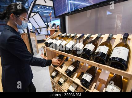 201108 -- SHANGHAI, le 8 novembre 2020 -- Un membre du personnel organise des vins blancs de Slovénie dans la zone d'exposition des produits alimentaires et agricoles lors de la troisième China International Import Expo CIIE à Shanghai, dans l'est de la Chine, le 7 novembre 2020. Xinhua Headlines : CIIE donne un élan à la reprise économique le long de la ceinture et de la route ChenxYehua PUBLICATIONxNOTxINxCHN Banque D'Images