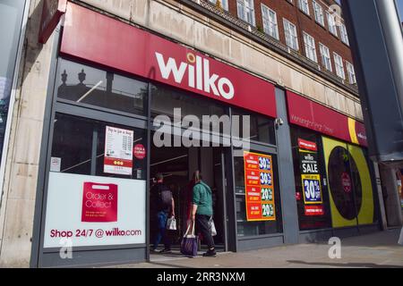 Londres, Royaume-Uni. 6 septembre 2023. Les clients entrent dans la boutique Wilko sur Kensington High Street alors que la chaîne de distribution annonce la fermeture de plus de 50 magasins. (Image de crédit : © Vuk Valcic/SOPA Images via ZUMA Press Wire) USAGE ÉDITORIAL SEULEMENT! Non destiné à UN USAGE commercial ! Banque D'Images