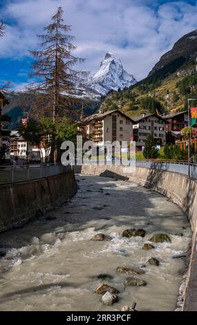 Vue sur la rivière Vispa et la montagne Matterhorn de Zermatt, Canton du Valais, Suisse. Banque D'Images