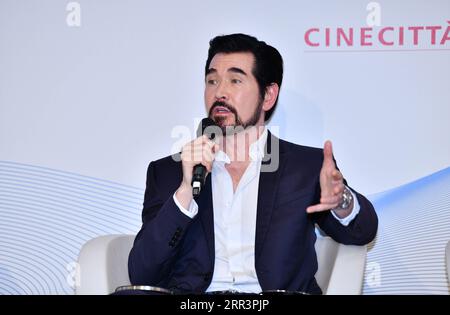 Venise, Italie. 3 septembre 2023. Le chanteur et acteur sino-américain Kris Phillips prend la parole lors d'une table ronde sur le thème «tendances des genres dans la production cinématographique mondiale» lors du 80e Festival international du film de Venise à Venise, Italie, le 3 septembre 2023. POUR ALLER AVEC 'Interview : l'acteur sino-américain voit une grande opportunité pour les cinéastes chinois crédit : Jin Mamengni/Xinhua/Alamy Live News Banque D'Images