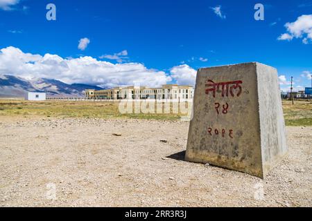 Montagnes de l'Himalaya et route de Korala frontière entre le Tibet Chine et le Haut Mustang, Népal Banque D'Images