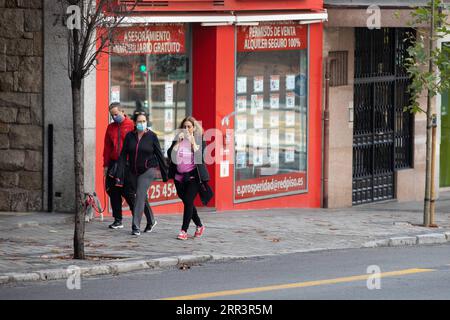 201109 -- MADRID, le 9 novembre 2020 -- des piétons portant des masques faciaux marchent dans une rue de Madrid, Espagne, le 9 novembre 2020. Le nombre de cas confirmés de COVID-19 dans le monde a dépassé les 50 millions, selon les chiffres de lundi de l Organisation mondiale de la Santé QUI ont montré. Un tableau de bord DE L’OMS a montré que, à 10:45 heures cet 0945 GMT lundi, un total de 50 030 121 cas confirmés de COVID-19, dont 1 252 072 décès, avaient été signalés à l’agence de santé des Nations Unies. ESPAGNE-COVID-19-CAS MengxDingbo PUBLICATIONxNOTxINxCHN Banque D'Images