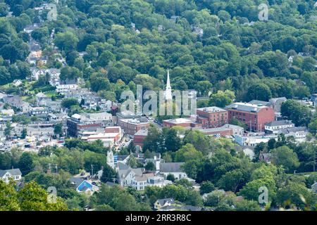 La ville de Camden Maine depuis le sommet d'une montagne Banque D'Images