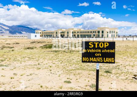 Montagnes de l'Himalaya et route de Korala frontière entre le Tibet Chine et le Haut Mustang, Népal Banque D'Images