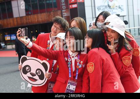 201110 -- SHANGHAI, 10 novembre 2020 -- des volontaires prennent un selfie lors de la troisième China International Import Expo CIIE à Shanghai, dans l'est de la Chine, le 10 novembre 2020. L'expo est prévue pour se dérouler jusqu'au 10 novembre. Les membres du personnel, les exposants et les visiteurs prennent des photos pour garder de précieux moments de l’événement. CHINE-SHANGHAI-CIIE-MÉMOIRE CN ZhaoxDingzhe PUBLICATIONxNOTxINxCHN Banque D'Images