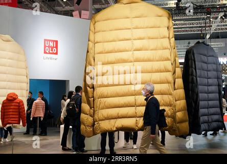 201110 -- SHANGHAI, 10 novembre 2020 -- les manteaux géants en duvet au stand de la marque de vêtements décontractés Uniqlo attirent les visiteurs à la zone d'exposition des biens de consommation lors de la troisième China International Import Expo CIIE à Shanghai, dans l'est de la Chine, le 6 novembre 2020. POUR ALLER AVEC LES TITRES XINHUA DU 10 NOVEMBRE 2020 CHINE-SHANGHAI-CIIE-MARCHÉ CHINOIS-VITALITÉ CN DINGXTING PUBLICATIONXNOTXINXCHN Banque D'Images