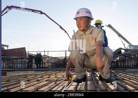 201110 -- VIENTIANE, 10 novembre 2020 -- Xu Zhou inspecte le chantier du projet de chemin de fer Chine-Laos dans la banlieue nord de Vientiane, capitale du Laos, le 8 août 2020. Le chemin de fer Chine-Laos est un projet d'amarrage stratégique entre l'initiative Belt and Road proposée par la Chine et la stratégie du Laos visant à convertir le pays enclavé en une plaque tournante terrestre. L'ingénieur chinois Xu Zhou, qui a reçu la Médaille du 4 mai, un honneur national pour les jeunes Chinois, dirige son groupe du China Railway No. 2 Engineering Group CREC-2 pour effectuer la tâche dans la banlieue de Vientiane. Nos pres Banque D'Images