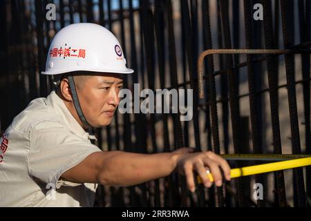 201110 -- VIENTIANE, 10 novembre 2020 -- Xu Zhou inspecte le chantier du projet de chemin de fer Chine-Laos dans la banlieue nord de Vientiane, capitale du Laos, le 8 août 2020. Le chemin de fer Chine-Laos est un projet d'amarrage stratégique entre l'initiative Belt and Road proposée par la Chine et la stratégie du Laos visant à convertir le pays enclavé en une plaque tournante terrestre. L'ingénieur chinois Xu Zhou, qui a reçu la Médaille du 4 mai, un honneur national pour les jeunes Chinois, dirige son groupe du China Railway No. 2 Engineering Group CREC-2 pour effectuer la tâche dans la banlieue de Vientiane. Nos pres Banque D'Images