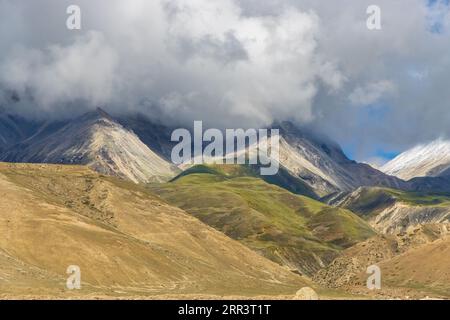 Nuages sombres montagnes de l'Himalaya et route de Korala frontière entre le Tibet Chine et le Haut Mustang, Népal Banque D'Images