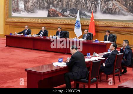 201110 -- BEIJING, le 10 novembre 2020 -- le président chinois Xi Jinping assiste à la 20e réunion du Conseil des chefs d'État de l'Organisation de coopération de Shanghai par liaison vidéo à Beijing, capitale de la Chine, le 10 novembre 2020. CHINE-PÉKIN-XI JINPING-SCO-CONSEIL DES CHEFS D'ETAT-20E RÉUNION CN DINGXLIN PUBLICATIONXNOTXINXCHN Banque D'Images