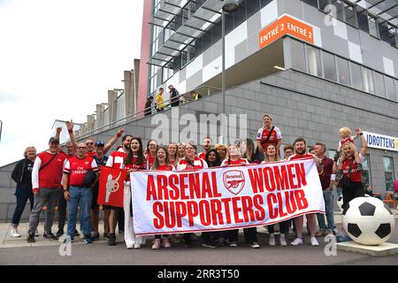 Linkoping, Suède. 06 septembre 2023. Bilborsen Arena, Linkoping, Suède, 6 septembre 2023 : les supporters de l'Arsenal FC arrivent en avance sur le match dans la Ligue des champions de l'UEFA Womens Champions League Path group 3 le 6 septembre 2023 entre Arsenal FC et Linkoping FC à Bilborsen Arena à Linkoping, Suède (Peter Sonander/SPP) crédit : SPP Sport Press photo. /Alamy Live News Banque D'Images