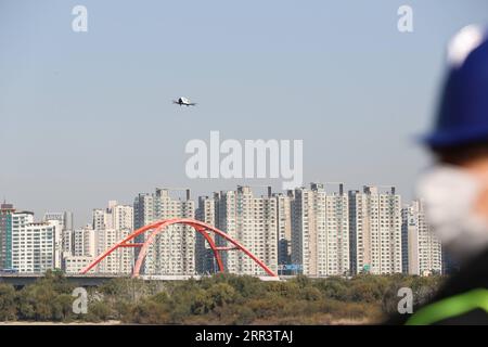 201111 -- SÉOUL, le 11 novembre 2020 -- le véhicule aérien autonome EHang 216, produit par la société chinoise Ehang, survole le parc Yeouido Hangang à Séoul, Corée du Sud, le 11 novembre 2020. Le gouvernement métropolitain de Séoul et le ministère sud-coréen des terres, des infrastructures et des Transports ont organisé mercredi une démonstration volante de drones de livraison et de véhicule aérien autonome, ou drone taxi. CORÉE DU SUD-SÉOUL-DRONE TAXI-DÉMONSTRATION WANGXJINGQIANG PUBLICATIONXNOTXINXCHN Banque D'Images