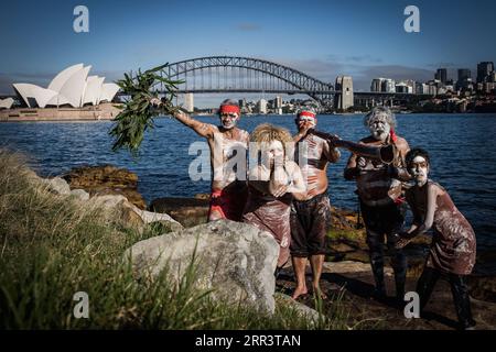 201111 -- SYDNEY, le 11 novembre 2020 -- les aborigènes dansent au port de Sydney, Australie, le 11 novembre 2020. Dimanche, l Australie a lancé une semaine de célébrations reconnaissant l histoire et la culture de ses peuples des Premières Nations, avec pour thème cette année toujours été, sera toujours. Nommée d'après le Comité national d'observance de la Journée des Aborigènes et des Islanders NAIDOC, chaque année la semaine NAIDOC invite tous les Australiens à explorer la riche histoire des premiers habitants du pays à travers des conférences, des films, des spectacles et d'autres événements spéciaux. Photo de /Xinhua AUSTRALIE-SYDNEY-PREMIÈRES NATIONS PEUPLES-HISTOIRE ZhuxHon Banque D'Images