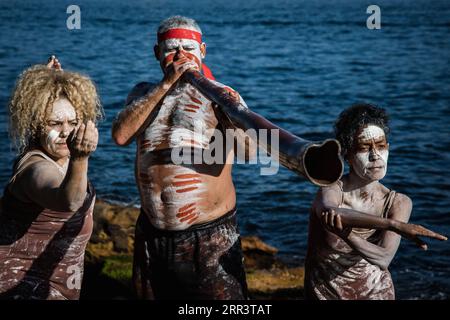 201111 -- SYDNEY, le 11 novembre 2020 -- les aborigènes dansent au port de Sydney, Australie, le 11 novembre 2020. Dimanche, l Australie a lancé une semaine de célébrations reconnaissant l histoire et la culture de ses peuples des Premières Nations, avec pour thème cette année toujours été, sera toujours. Nommée d'après le Comité national d'observance de la Journée des Aborigènes et des Islanders NAIDOC, chaque année la semaine NAIDOC invite tous les Australiens à explorer la riche histoire des premiers habitants du pays à travers des conférences, des films, des spectacles et d'autres événements spéciaux. Photo de /Xinhua AUSTRALIE-SYDNEY-PREMIÈRES NATIONS PEUPLES-HISTOIRE ZhuxHon Banque D'Images