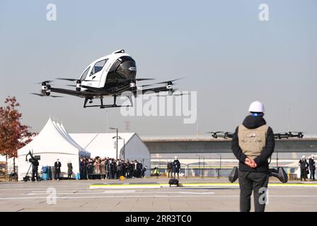 201111 -- SÉOUL, le 11 novembre 2020 -- le véhicule aérien autonome EHang 216, produit par la société chinoise Ehang, atterrit sur une plate-forme au parc Yeouido Hangang à Séoul, Corée du Sud, le 11 novembre 2020. Le gouvernement métropolitain de Séoul et le ministère sud-coréen des terres, des infrastructures et des Transports ont organisé mercredi une démonstration volante de drones de livraison et de véhicule aérien autonome, ou drone taxi. CORÉE DU SUD-SÉOUL-DRONE TAXI-DÉMONSTRATION WANGXJINGQIANG PUBLICATIONXNOTXINXCHN Banque D'Images