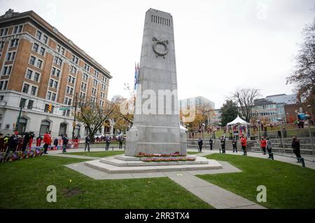 201111 -- VANCOUVER, le 11 novembre 2020 -- des représentants des Forces armées canadiennes se tiennent debout autour du cénotaphe à distance physique pendant la cérémonie du jour du souvenir à Victory Square à Vancouver, Colombie-Britannique, Canada, le 11 novembre 2020. En raison de la pandémie de COVID-19, le jour du souvenir de cette année a été célébré en vertu de mesures de sécurité sanitaire. La place de la victoire était fermée au public et ne permettait qu'un nombre limité de participants à la cérémonie. Photo de /Xinhua CANADA-VANCOUVER-COVID-19-JOUR DU SOUVENIR LiangxSen PUBLICATIONxNOTxINxCHN Banque D'Images