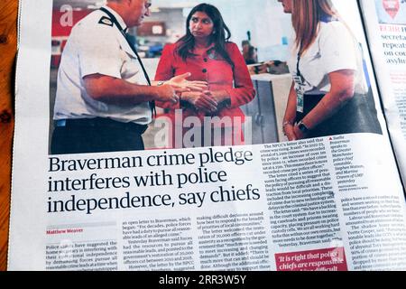 Suella 'Braverman crime Pledge interfère avec l'indépendance de la police, dit Chiefs' Guardian article de titre du journal 30 août 2023 Londres Royaume-Uni Grande-Bretagne Banque D'Images