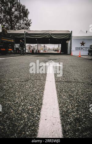 201112 -- TURIN, le 12 novembre 2020 -- une flèche sur la route indique un point d'essai rapide d'antigène en construction à l'extérieur du stade Juventus Allianz à Turin, Italie, le 12 novembre 2020. Le drive-through spot sera capable d'effectuer 1 000 tests d'antigène par jour et quiconque entre dans celui-ci sera tamponné sans même sortir de la voiture. Les cas de COVID-19 en Italie ont dépassé le million mercredi, ont montré les statistiques officielles du ministère de la Santé. Photo de /Xinhua ITALIE-TURIN-COVID-19-TEST RAPIDE D'ANTIGÈNE SPOT-BUILDING FedericoxTardito PUBLICATIONxNOTxINxCHN Banque D'Images