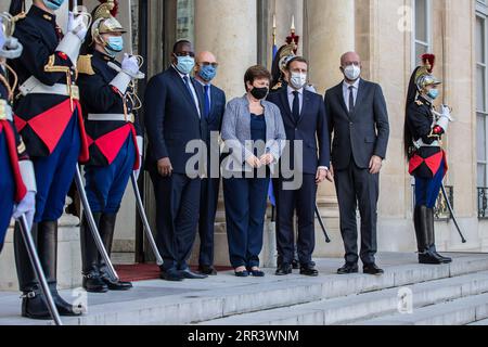 201112 -- PARIS, le 12 novembre 2020 -- le président français Emmanuel Macron 3e R, le président du Forum de la paix de Paris Pascal Lamy 5e R, le président sénégalais Macky Sall 6e R, la directrice générale du Fonds monétaire international, Kristalina Georgieva 4e R, et le président du Conseil européen, Charles Michel 2e R, posent pour une photo de groupe avant le troisième Forum de la paix de Paris au Palais de l'Elysée à Paris, France, le 12 novembre 2020. Photo de /Xinhua FRANCE-PARIS-TROISIÈME FORUM DE LA PAIX À PARIS AurelienxMorissard PUBLICATIONxNOTxINxCHN Banque D'Images